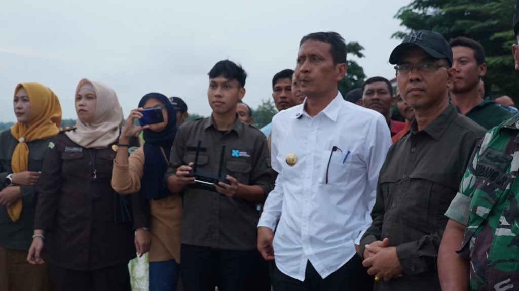 Setyo Wahono menerbangkan drone sprayer