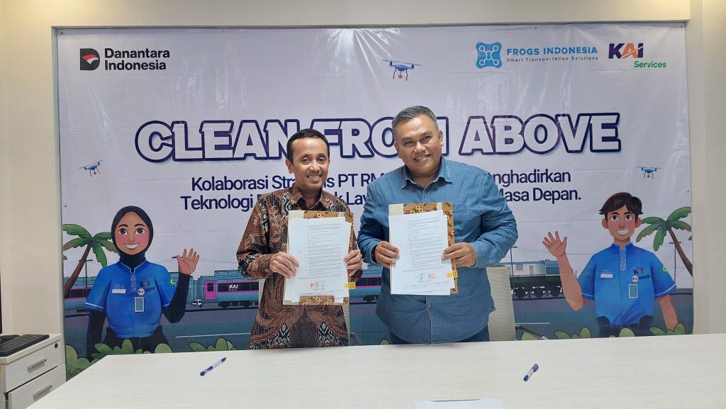 Penandatanganan Nota Kesepahaman (MoU) oleh Direktur Corporate Business KAI Services, Bambang Suliastowo, bersama Direktur Frogs Indonesia, Asro Nasiri