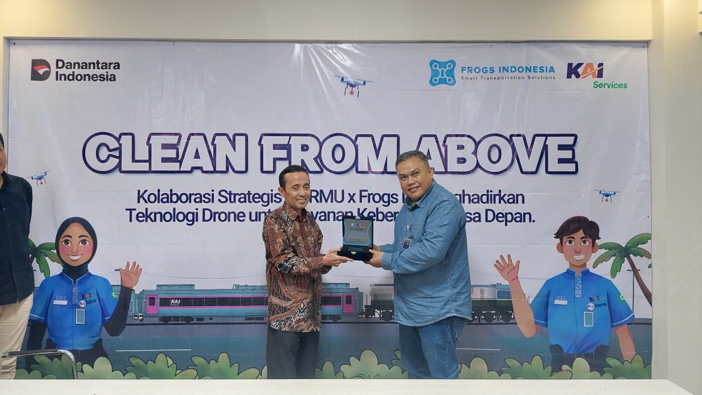 Direktur Corporate Business KAI Services, Bambang Suliastowo, bersama Direktur Frogs Indonesia, Asro Nasiri.