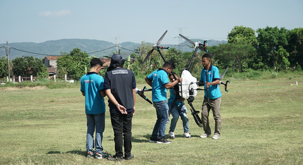 Praktek lapangan pada Program Training of Trainer (TOT) Drone Agriculture oleh Frogs Academy